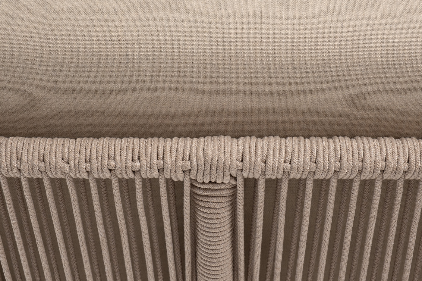 фото "канны" угловой модуль плетеный из роупа, каркас алюминий белый муар, роуп бежевый круглый, ткань бежевая 15052