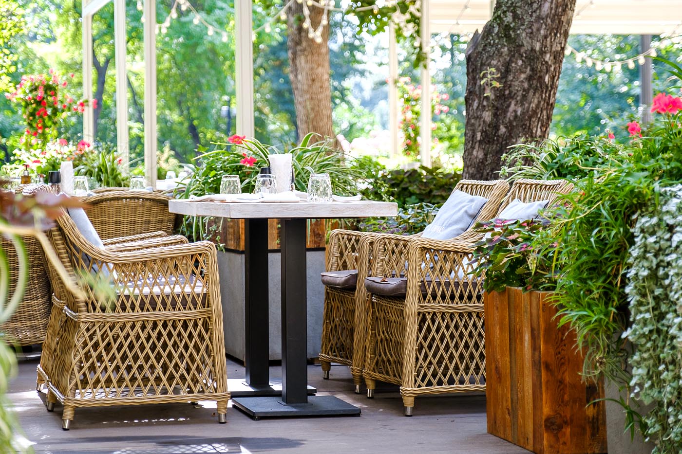 фото "латте" плетеное кресло из искусственного ротанга, цвет соломенный