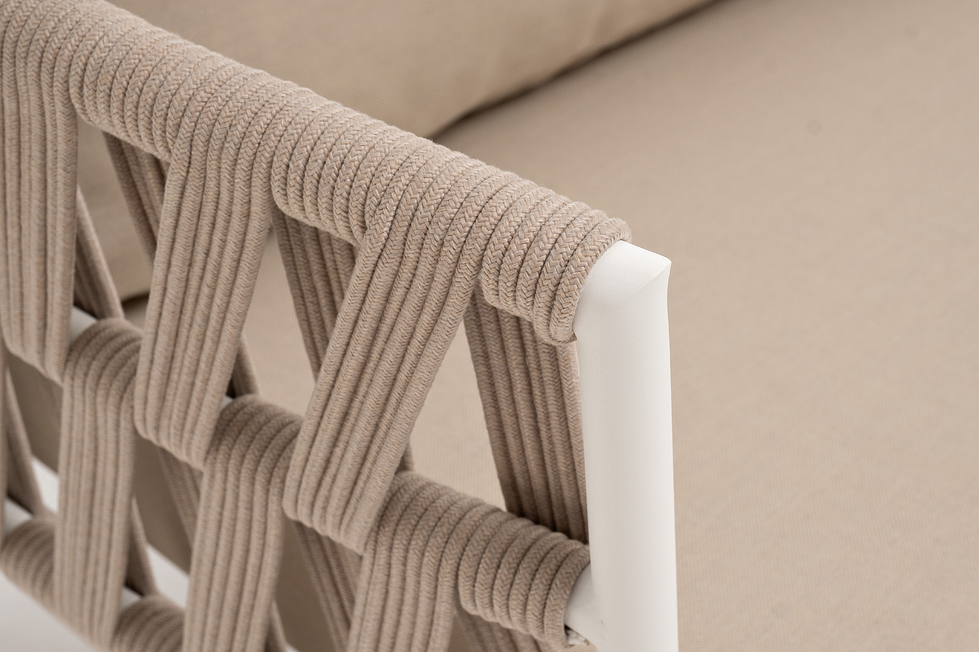 фото "диего" диван 2-местный плетеный из роупа, каркас алюминий белый муар, роуп бежевый круглый, ткань бежевая 052