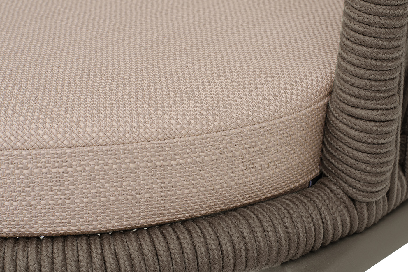 фото "люксембург" стул плетеный из роупа, каркас из стали бежево-серый (ral7006) муар, роуп коричневый круглый, ткань mossle бежевая