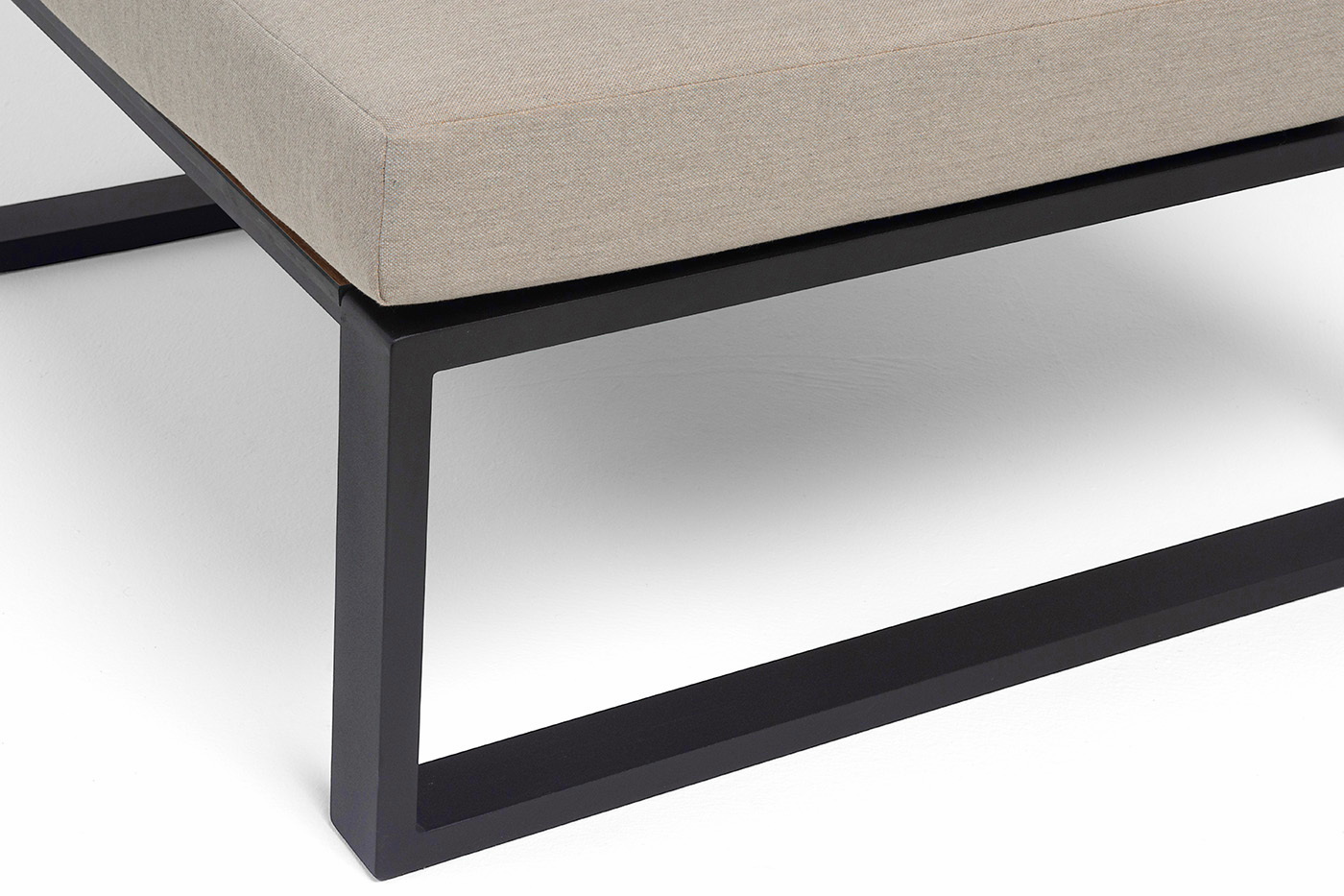 фото "тулон" угловой модуль, каркас алюминий, hpl "дуб", черный муар, ткань бежевая 15052