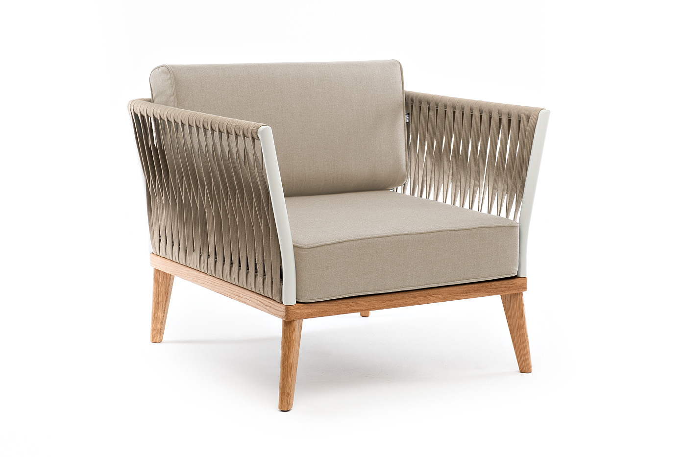 фото "касабланка" кресло плетеное из роупа, основание дуб, каркас алюминий светло-серый (ral7035) муар, роуп серо-коричневый 23мм, ткань бежевая 15052