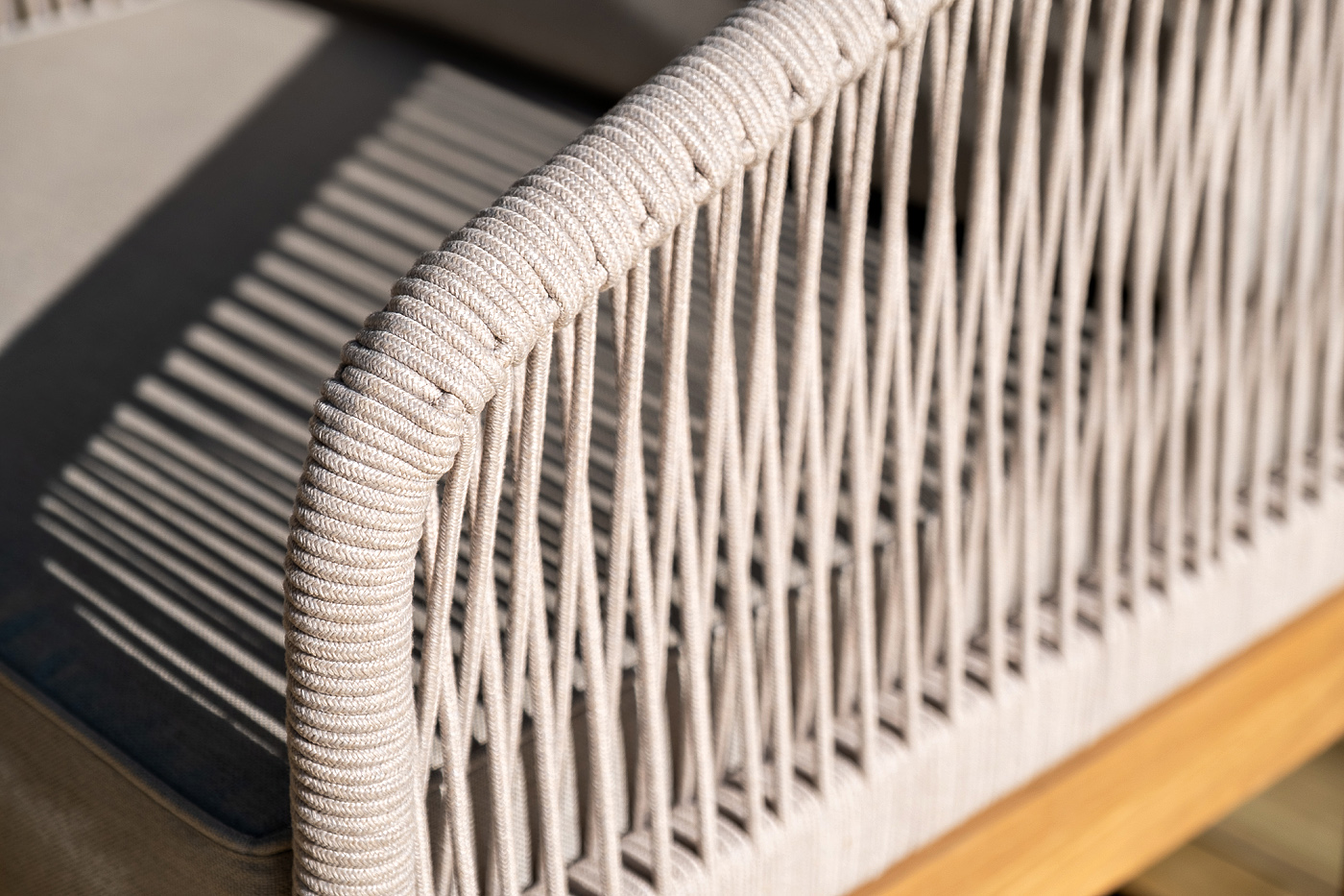 фото "канны" кресло плетеное из роупа, основание дуб, роуп бежевый круглый, ткань бежевая 15052