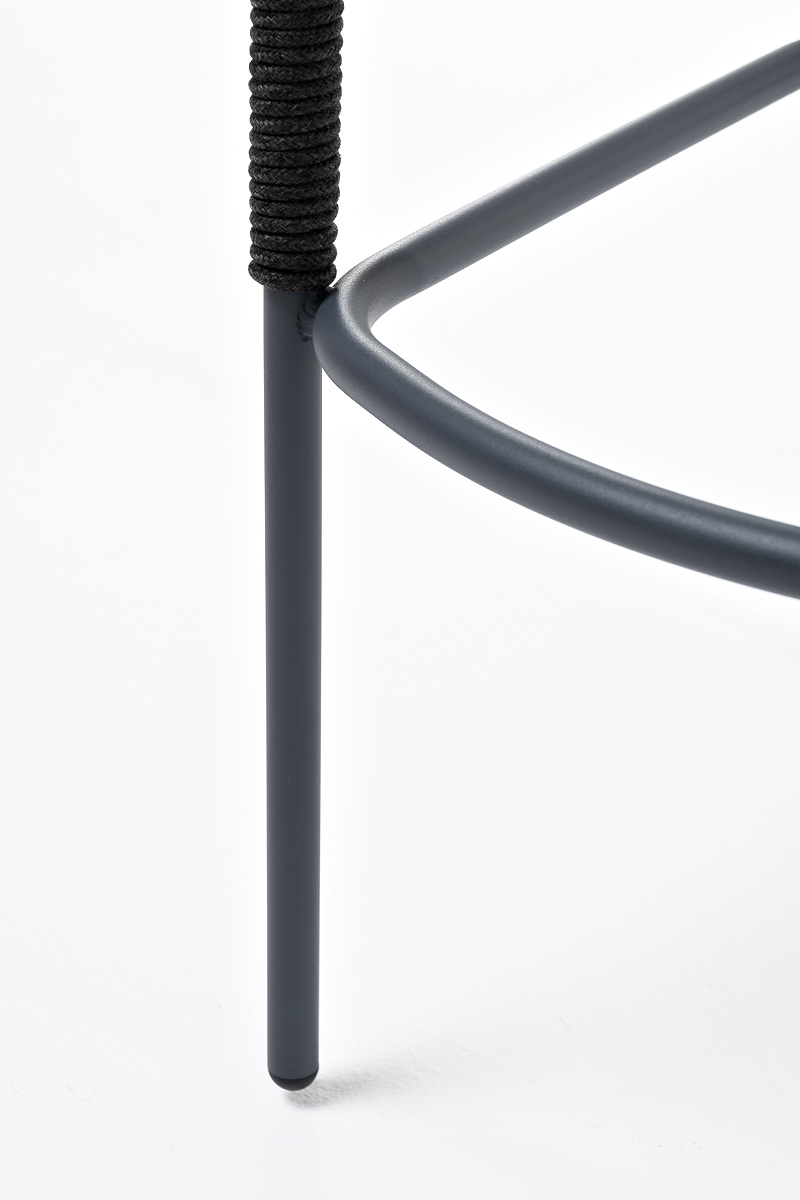 фото "марсель" стул барный плетеный из роупа, каркас из стали темно-серый (ral7024) муар, роуп темно-серый круглый, ткань темно-серая 027