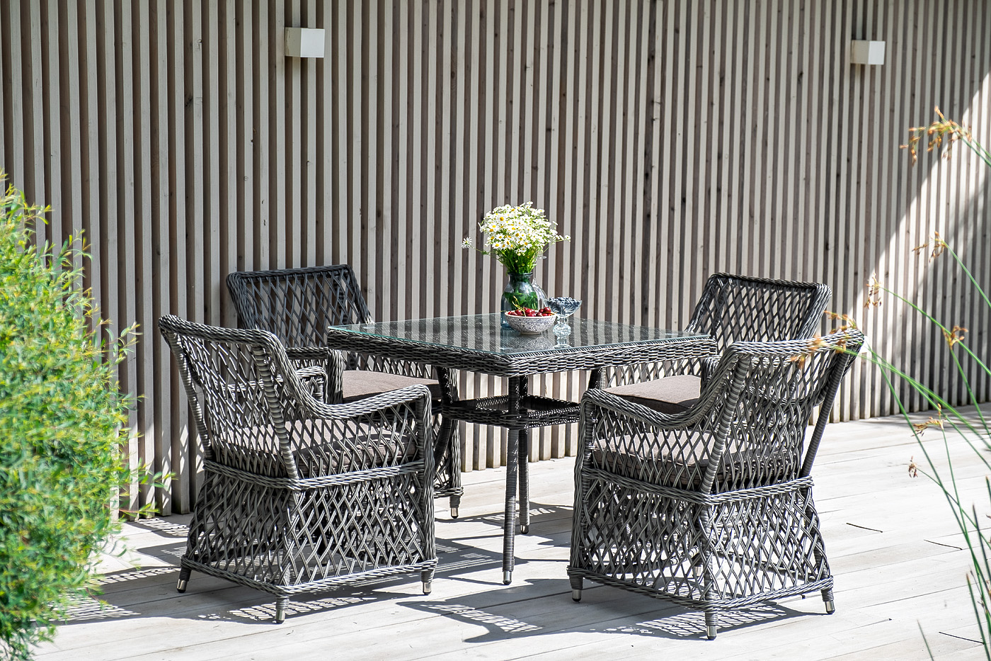 фото "латте" плетеное кресло из искусственного ротанга, цвет графит