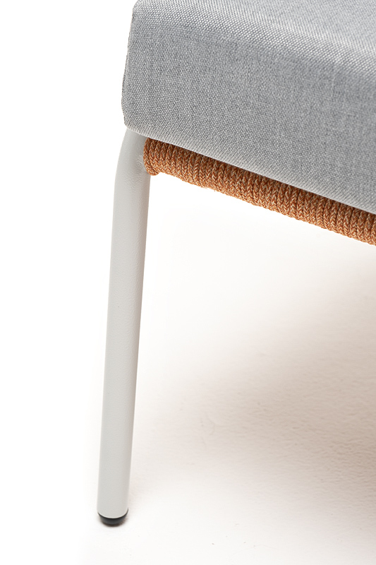 "Милан" кресло плетеное из роупа, каркас алюминий светло-серый (RAL7035) муар, роуп оранжевый меланж круглый, ткань светло-серая фото "милан" кресло плетеное из роупа, каркас алюминий светло-серый (ral7035) муар, роуп оранжевый меланж круглый, ткань светло-серая