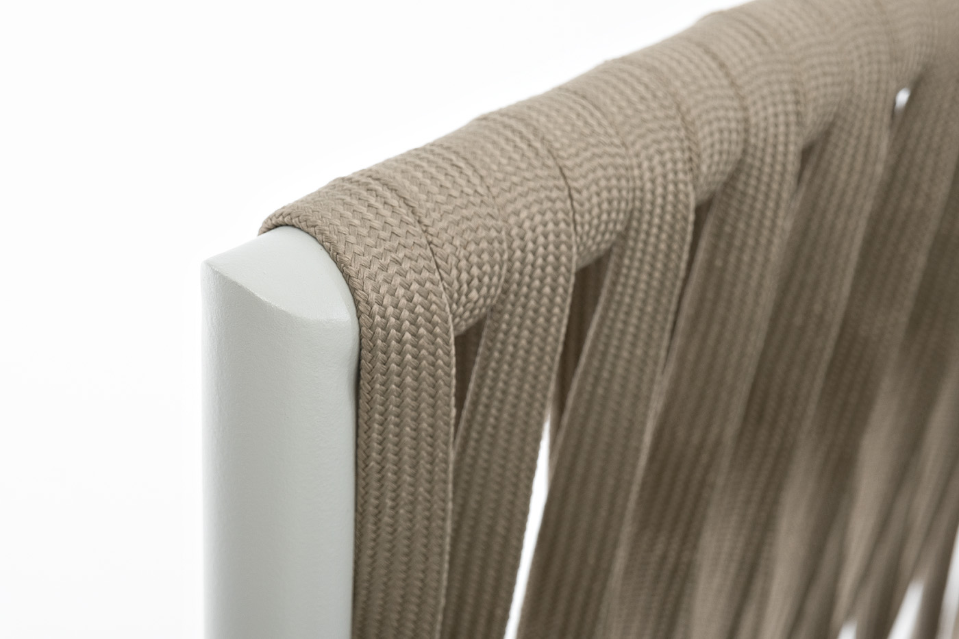 фото "касабланка" кресло плетеное из роупа, основание дуб, каркас алюминий светло-серый (ral7035) муар, роуп серо-коричневый 23мм, ткань бежевая 15052