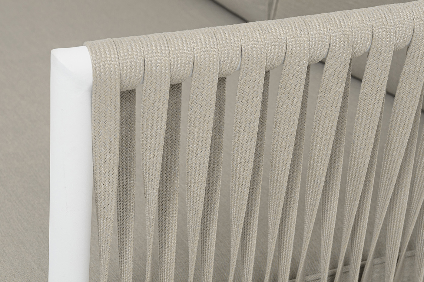 фото "касабланка" диван 3-местный плетеный из роупа, каркас алюминий белый муар, роуп бежевый 20мм, ткань бежевая 052