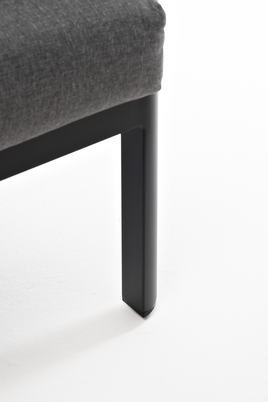 фото "сан ремо" диван 2-местный плетеный из роупа, каркас алюминий темно-серый, роуп серый, ткань серая