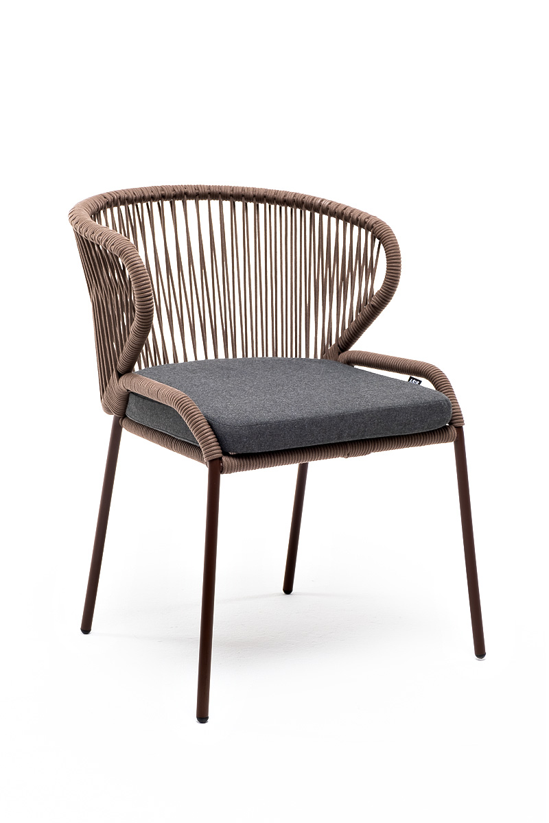 фото "милан" стул плетеный из роупа, каркас алюминий коричневый (ral8016) муар, роуп коричневый круглый, ткань темно-серая 027