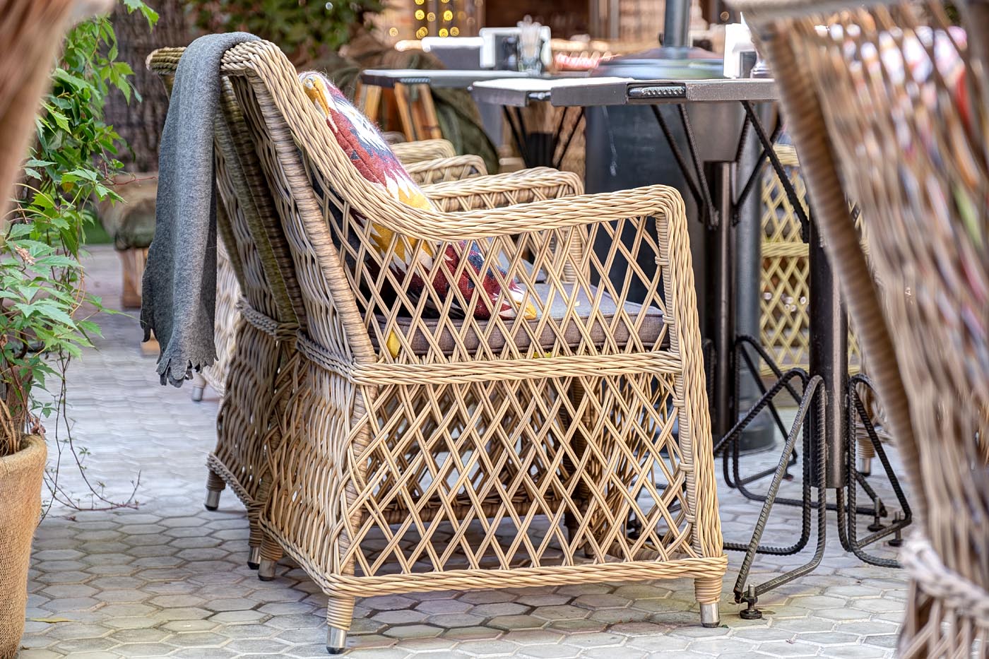 фото "латте" плетеное кресло из искусственного ротанга, цвет соломенный