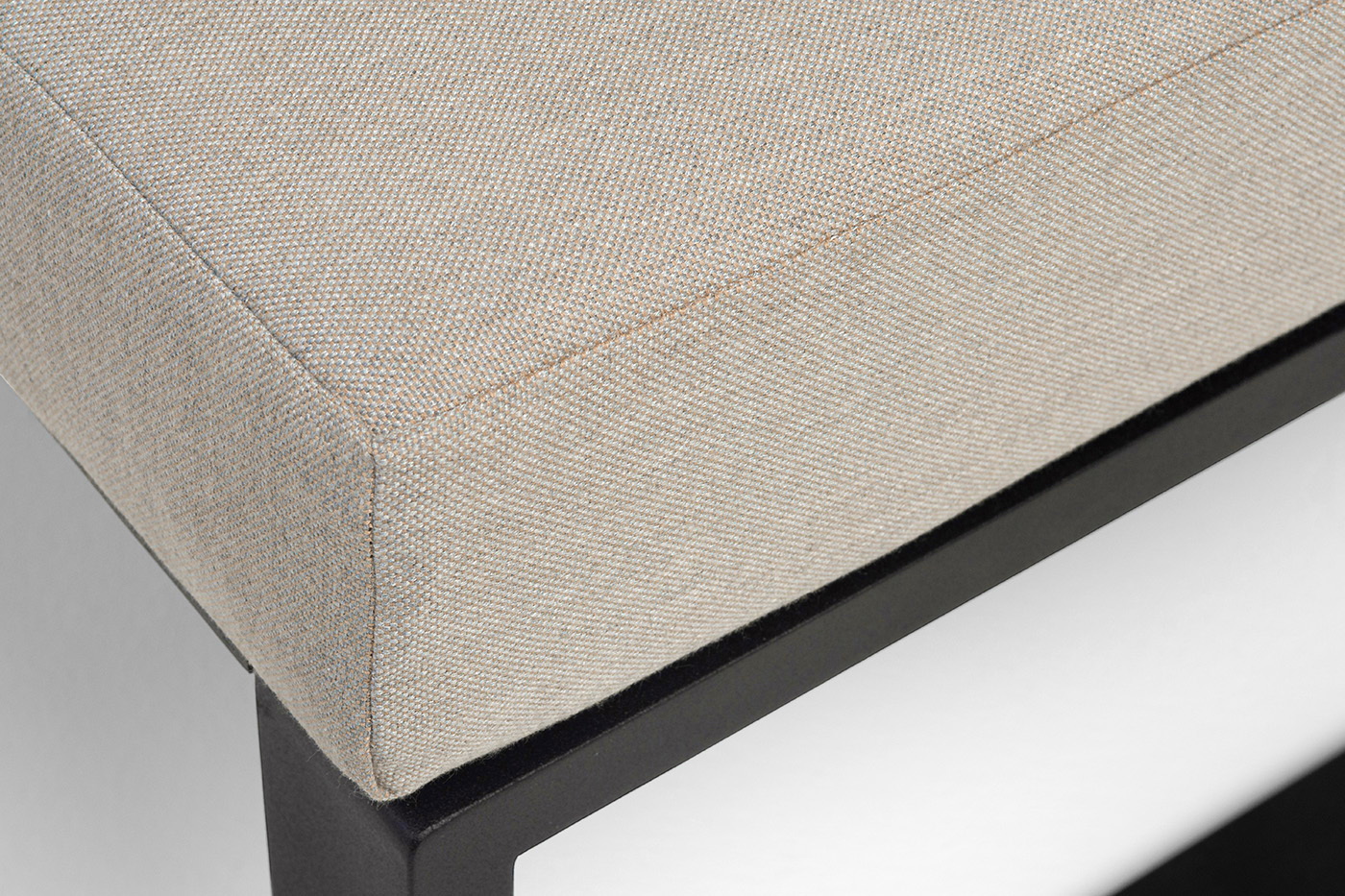 фото "тулон" угловой модуль, каркас алюминий, hpl "дуб", черный муар, ткань бежевая 15052