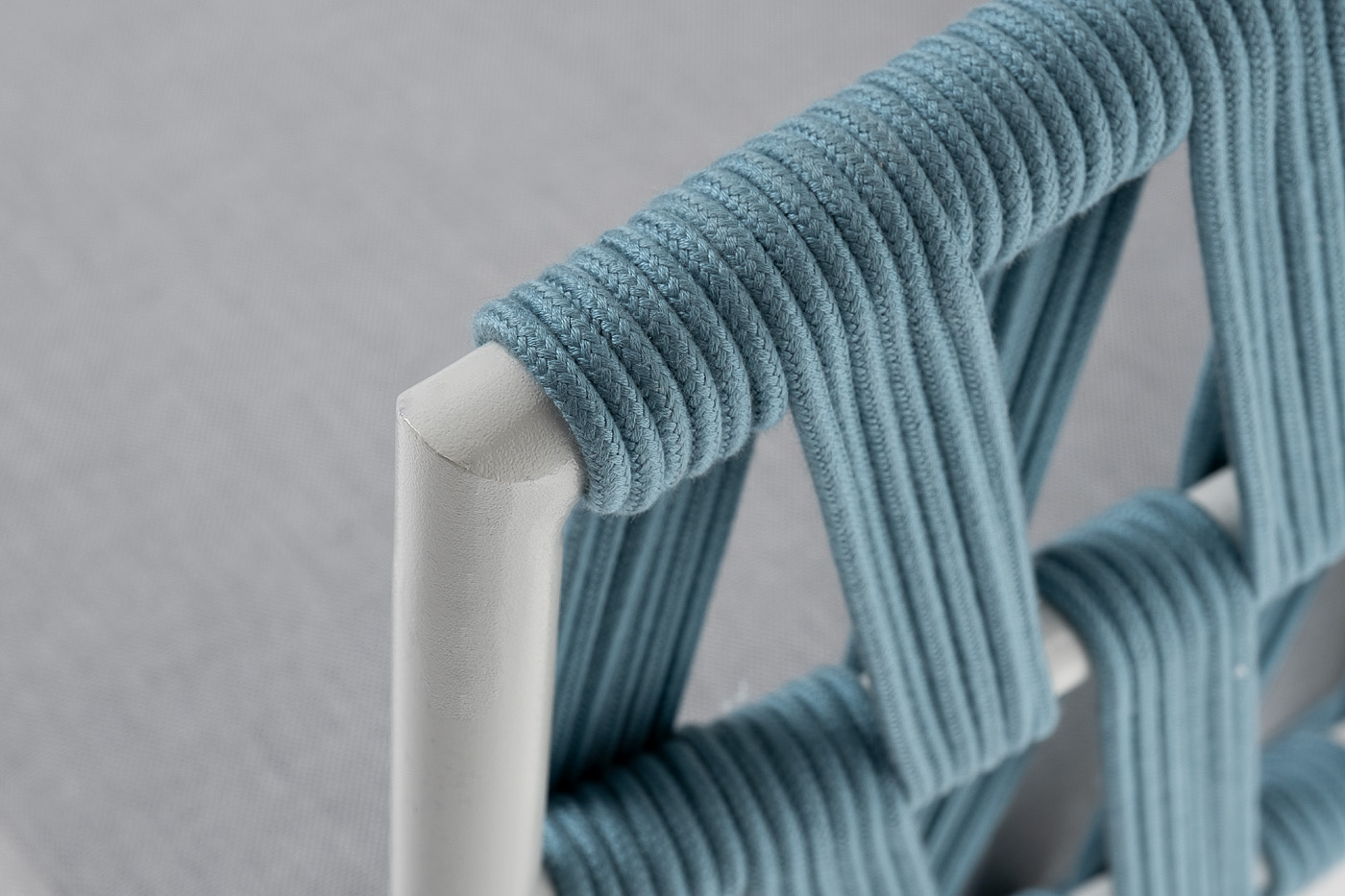 фото "диего" диван 2-местный плетеный из роупа, каркас алюминий светло-серый (ral7035) муар, роуп бирюзовый круглый, ткань светло-серая