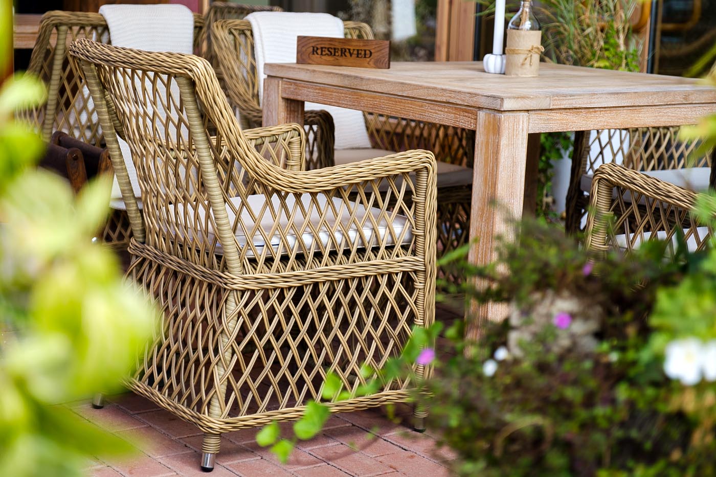 фото "латте" плетеное кресло из искусственного ротанга, цвет соломенный