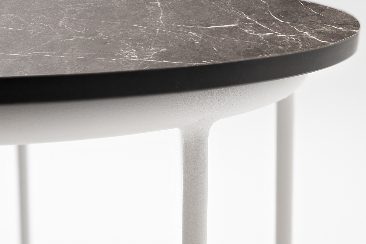 фото "эквадор" журнальный стол из hpl круглый ø40 h55, каркас из алюминия белый муар, цвет столешницы "серый мрамор"