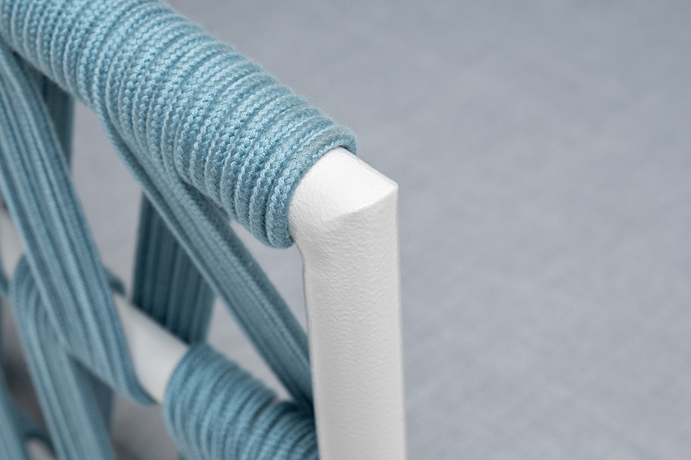 фото "диего" кресло плетеное из роупа, каркас алюминий светло-серый (ral7035) муар, роуп бирюзовый круглый, ткань светло-серая