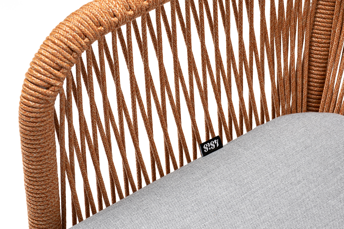 фото "лион" стул плетеный из роупа, каркас из стали светло-серый (ral7035) муар, роуп оранжевый меланж круглый, ткань светло-серая