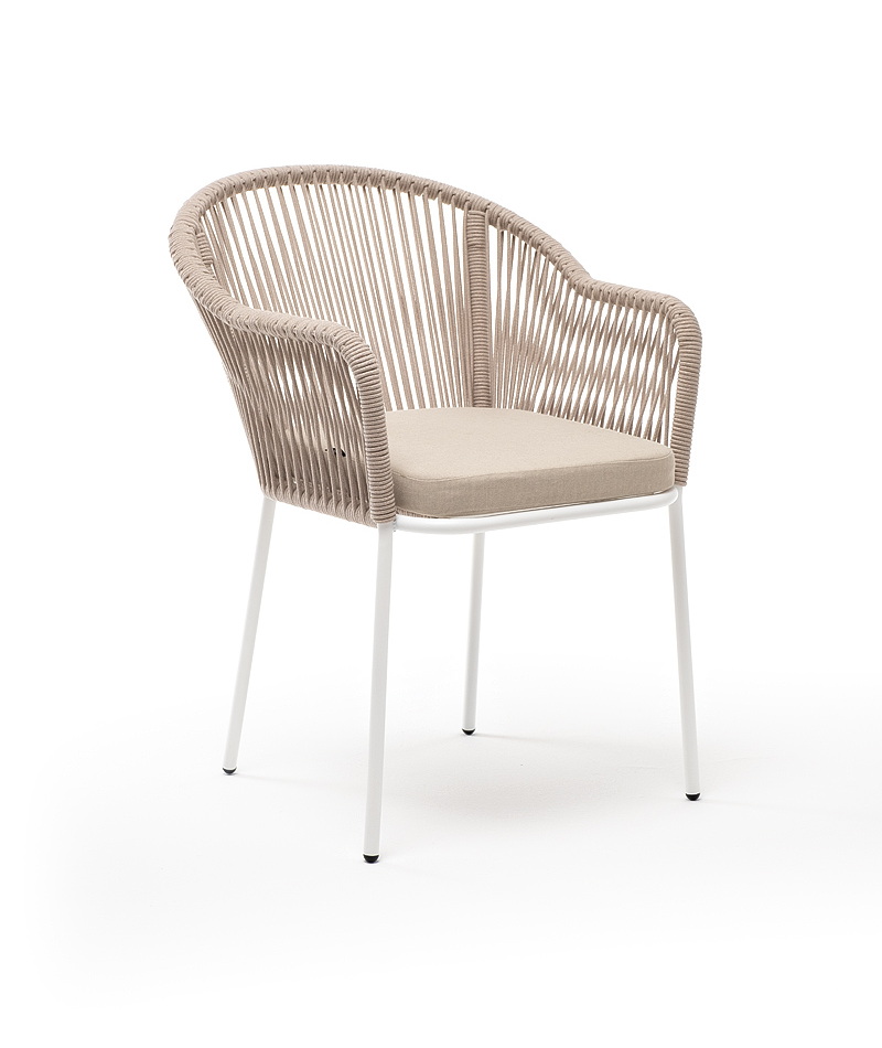 фото "лион" стул плетеный из роупа, каркас из стали белый муар, роуп бежевый круглый, ткань бежевая