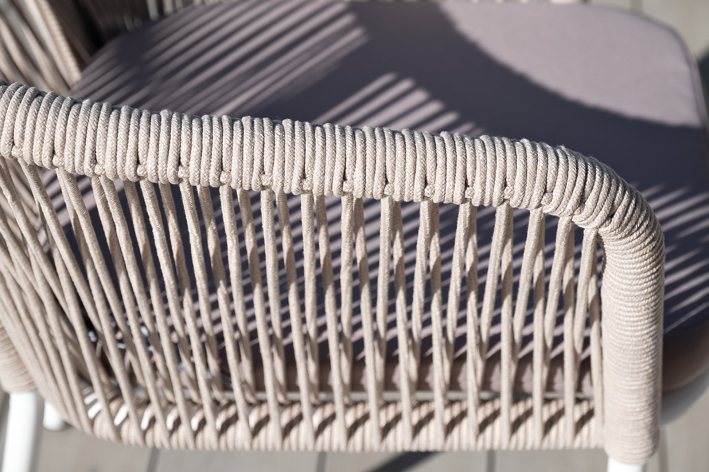 фото "марсель" стул плетеный из роупа, каркас алюминий белый муар, роуп бежевый круглый, ткань бежевая 15052