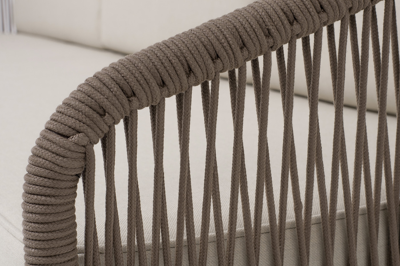 фото "канны" диван 3-местный плетеный из роупа, каркас алюминий коричневый (ral8016) муар, роуп коричневый круглый, ткань бежевая 035