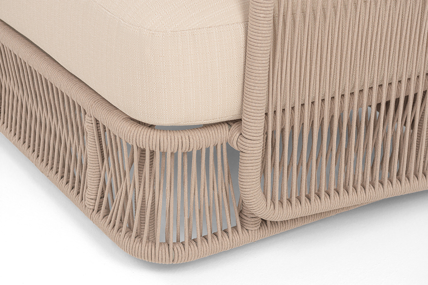 фото "альбано" диван 3-местный плетеный из роупа, каркас алюминий светло-серый (ral7035) муар, роуп бежевый круглый, ткань mossle светло-бежевая