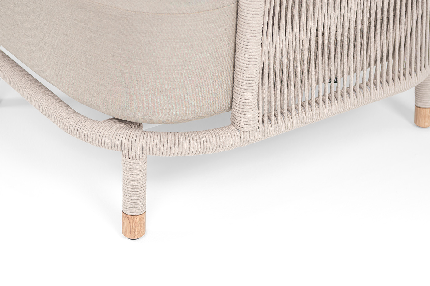 фото "верона" кресло плетеное из роупа, каркас алюминий белый муар, роуп бежевый круглый, ткань бежевая 15052