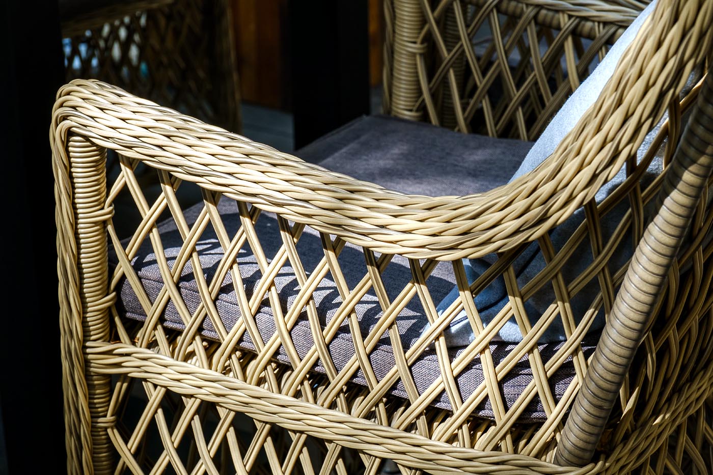 фото "латте" плетеное кресло из искусственного ротанга, цвет соломенный