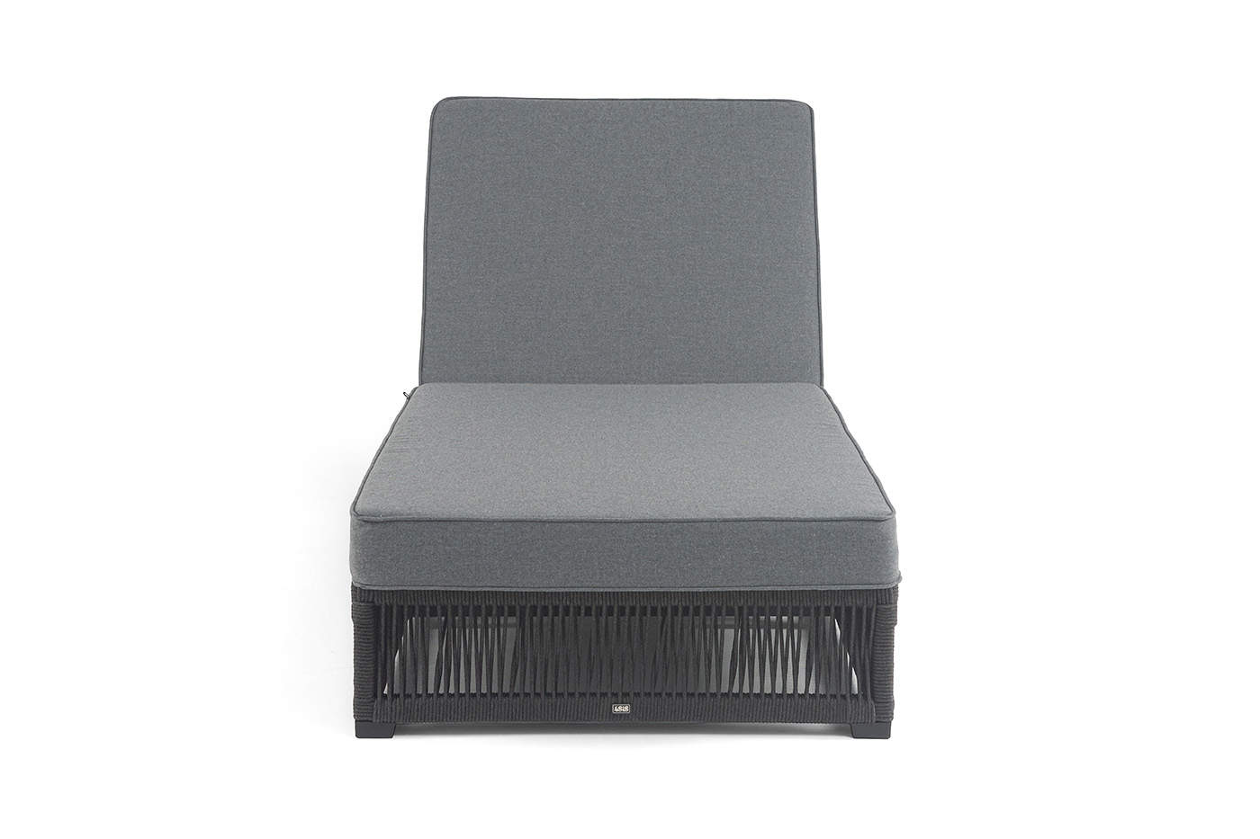 фото "ривьера" шезлонг плетеный из роупа, каркас алюминий темно-серый (ral7024) муар, роуп темно-серый круглый, ткань темно-серая 027