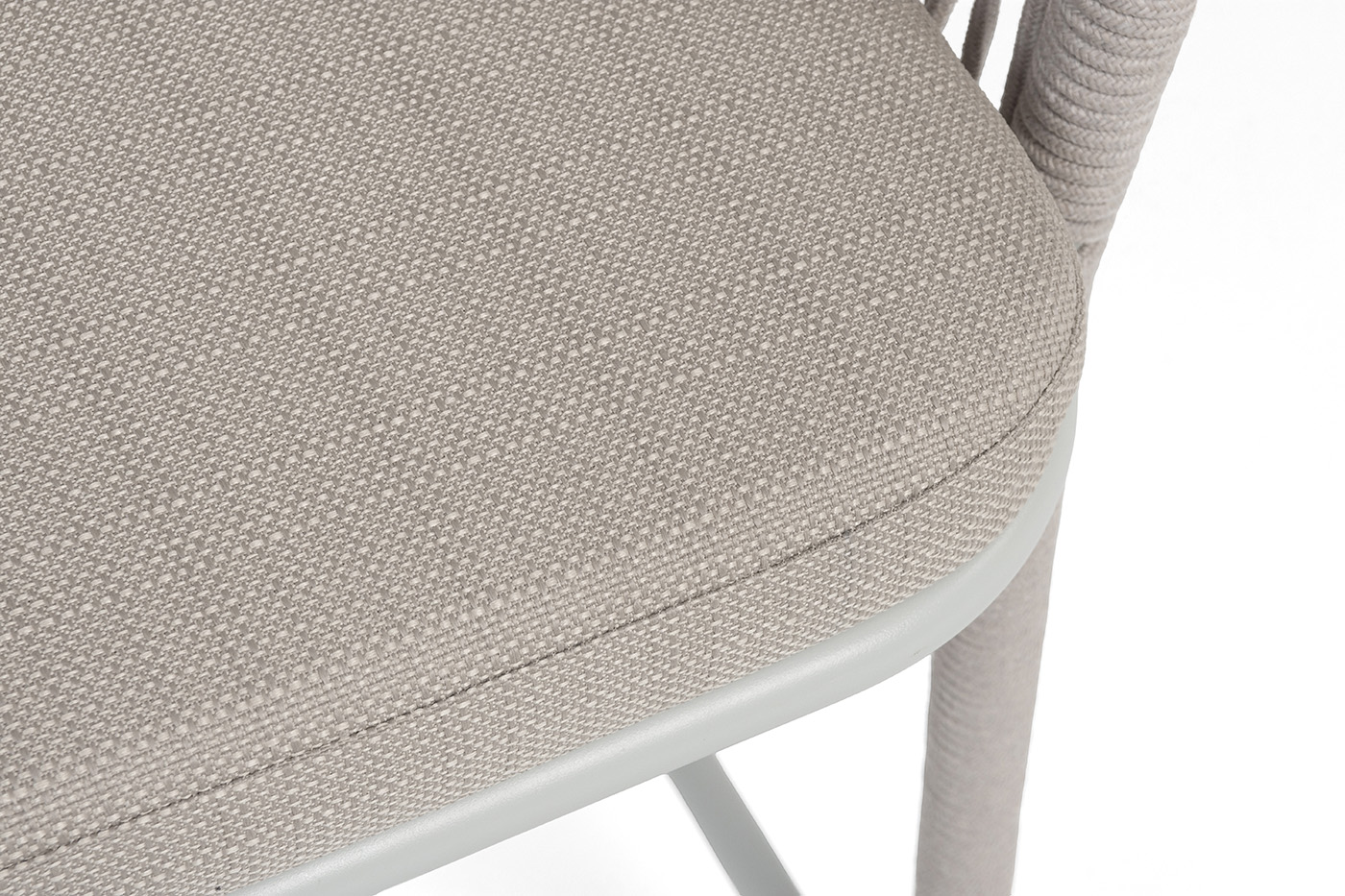 фото "марсель" стул полубарный плетеный из роупа, каркас из стали светло-серый (ral7035) муар, роуп бежевый круглый, ткань mossle бежевая, пос.h65