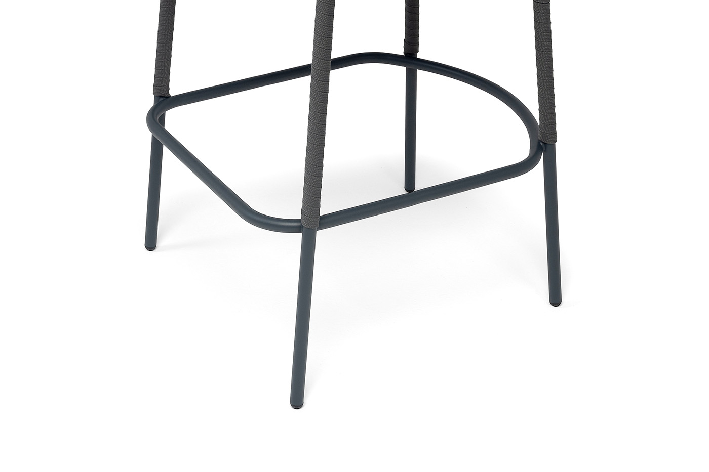 фото "бордо" стул барный плетеный из роупа, каркас из стали темно-серый (ral7024) муар, роуп серый 15мм, ткань темно-серая 027 new