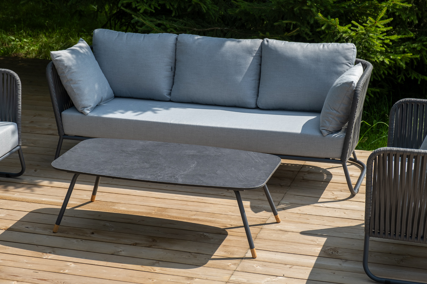 фото "багамы" диван 3-местный плетеный из роупа, каркас алюминий темно-серый (ral7024) муар, роуп серый 15мм, ткань светло-серая