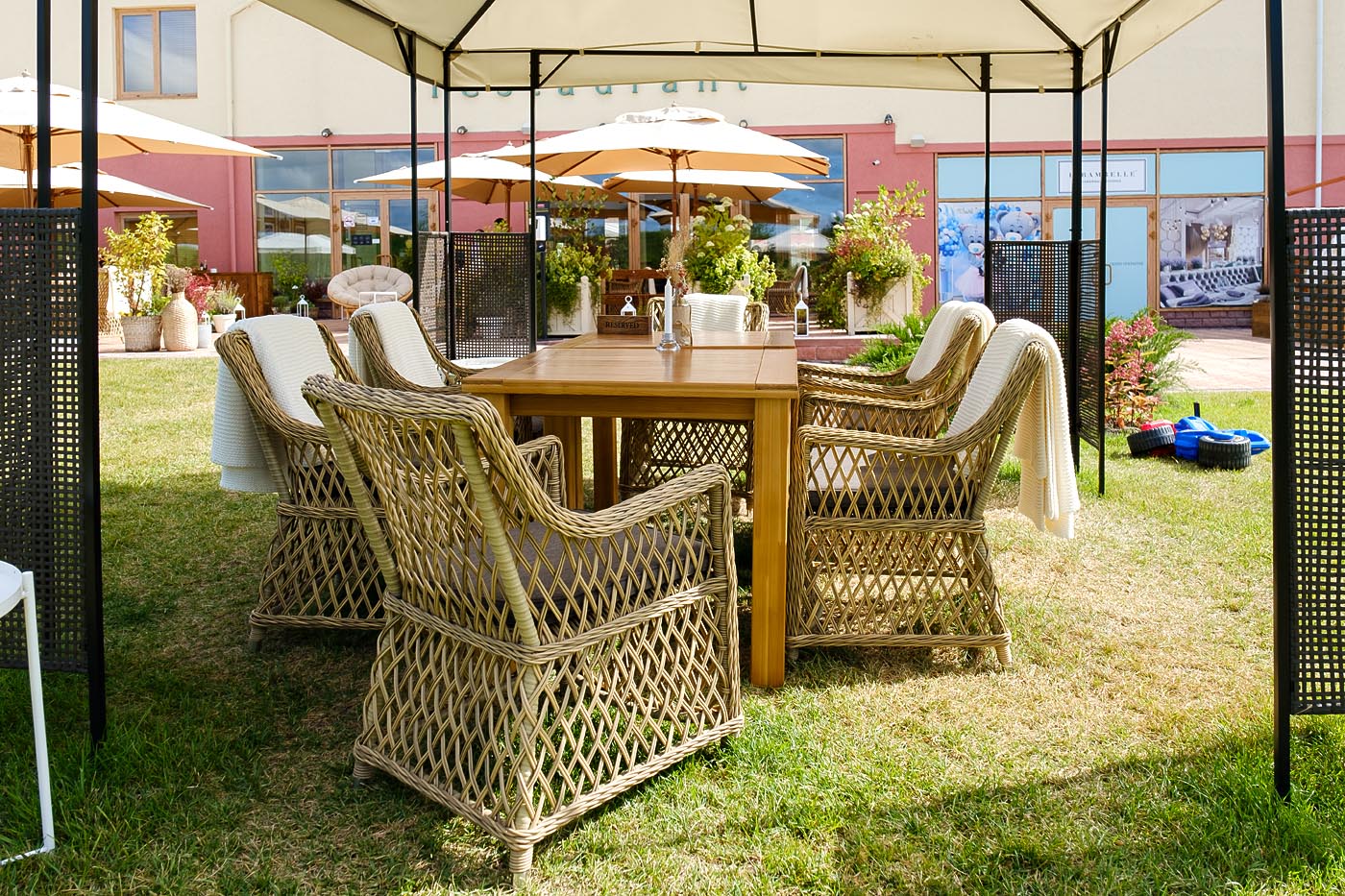 фото "латте" плетеное кресло из искусственного ротанга, цвет соломенный