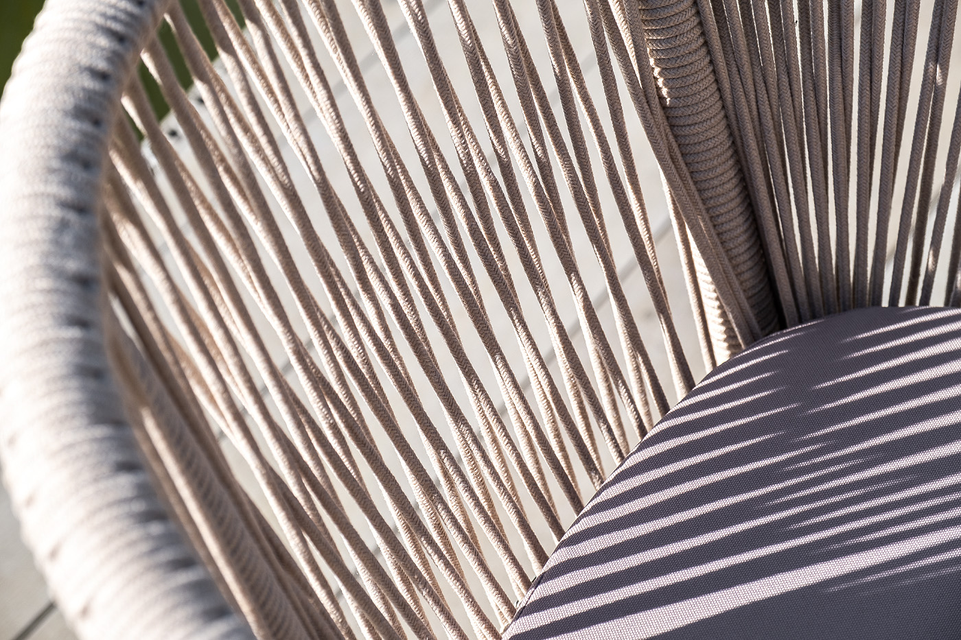 фото "марсель" стул плетеный из роупа, каркас алюминий белый муар, роуп бежевый круглый, ткань бежевая 15052