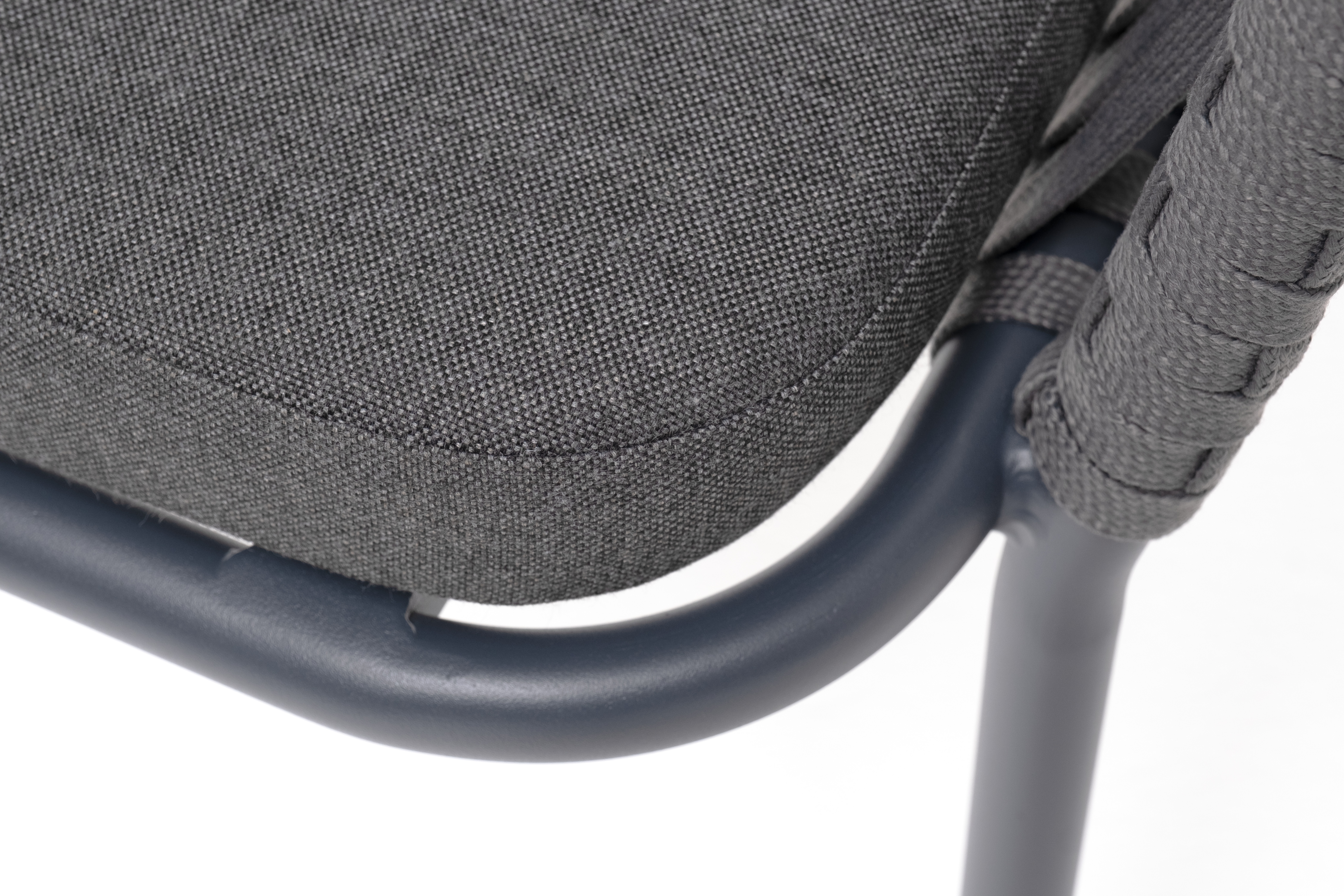 фото "бордо" стул плетеный из роупа, каркас алюминий темно-серый (ral7024) муар, роуп серый 15мм, ткань темно-серая 027