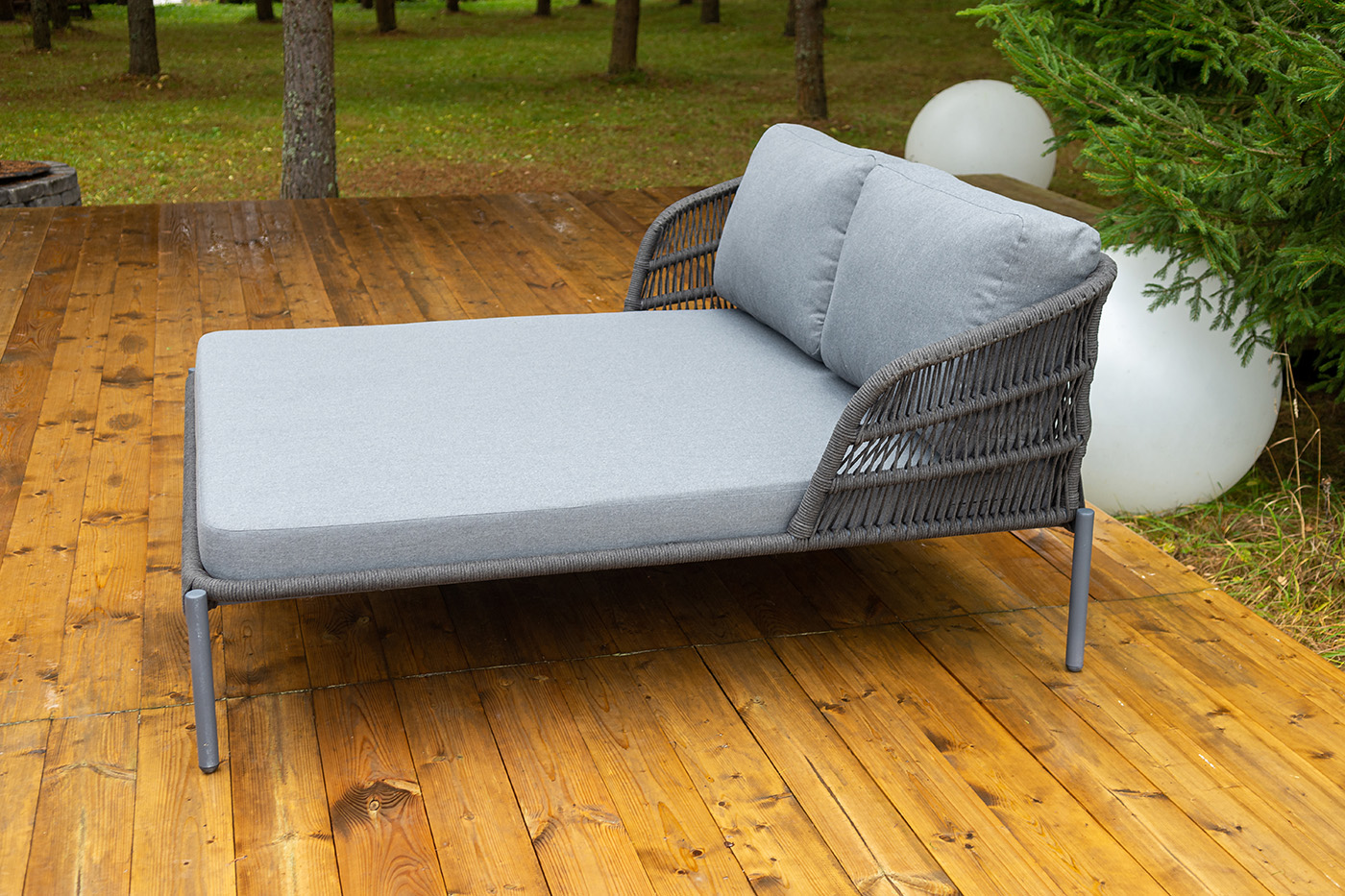 фото "позитано" лежак плетеный из роупа, каркас алюминий темно-серый (ral7024) муар, роуп темно-серый круглый, ткань темно-серая 027