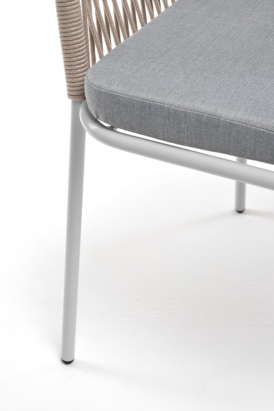 фото "лион" стул плетеный из роупа, каркас из стали светло-серый (ral7035) муар, роуп бежевый круглый, ткань светло-серая