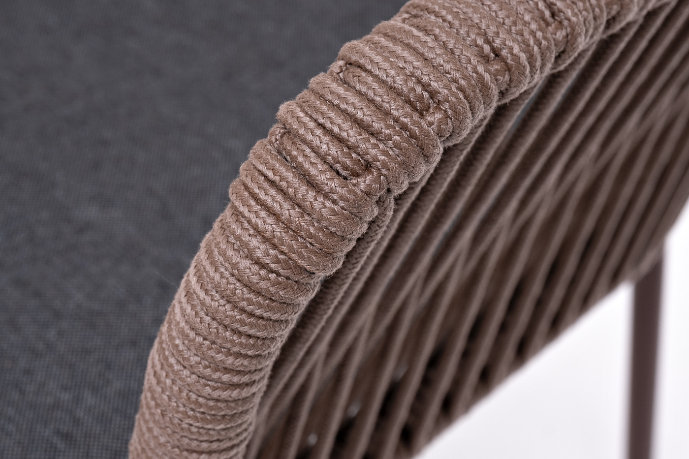 фото "лион" стул плетеный из роупа, каркас из стали коричневый (ral8016) муар, роуп коричневый круглый, ткань бежевая