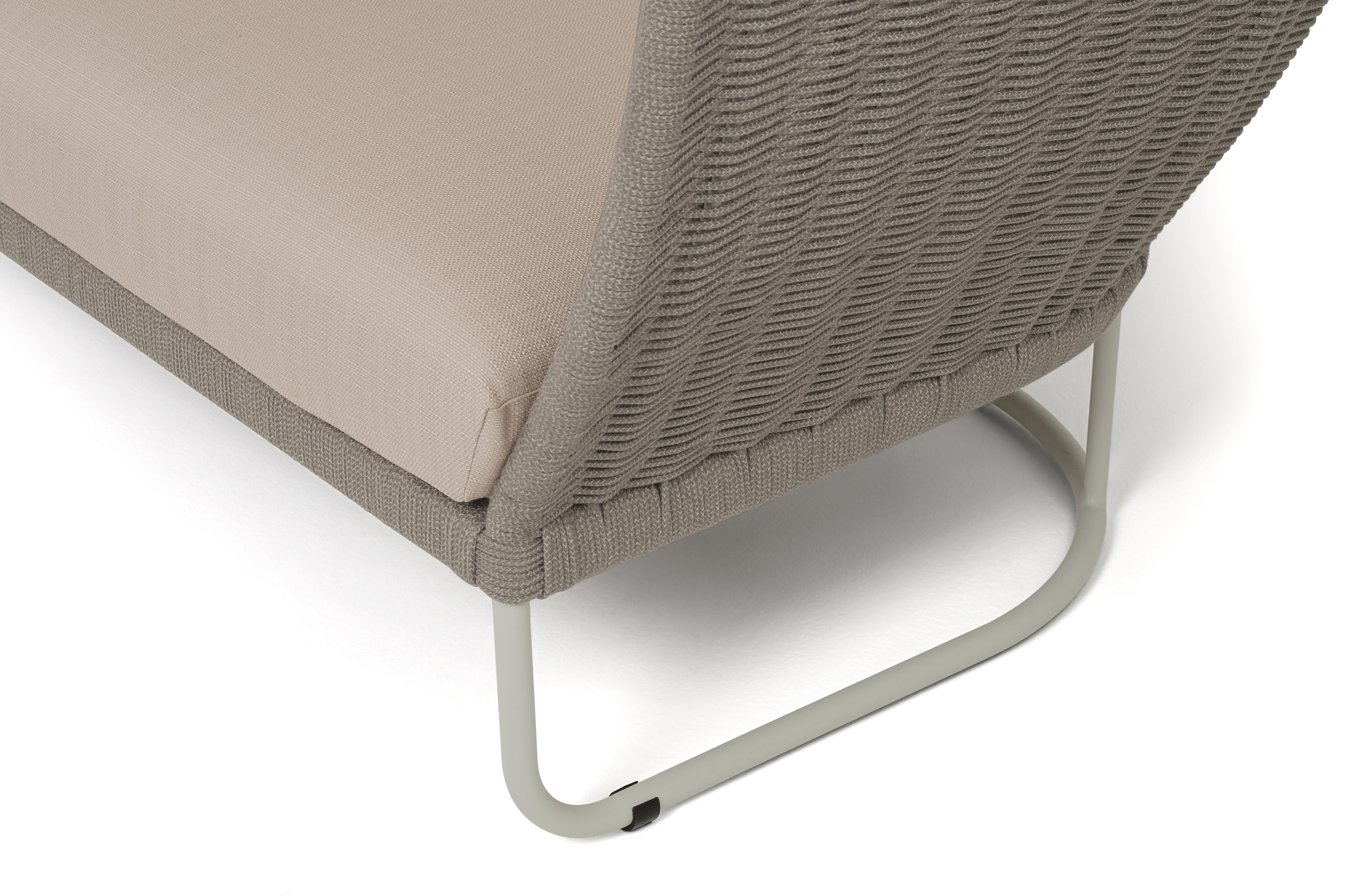 фото "фиджи" диван 3-местный плетеный из роупа, каркас алюминий светло-серый (ral7035) муар, роуп серый меланж круглый, ткань mossle бежевая