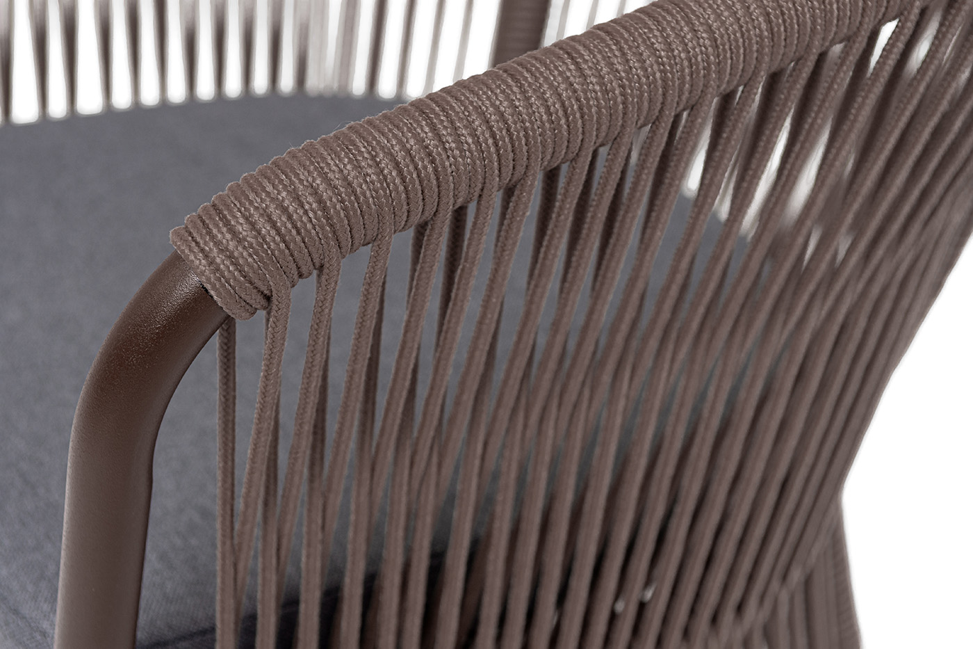 фото "романо" стул плетеный из роупа, каркас алюминий коричневый (ral8016) муар, роуп коричневый круглый, ткань темно-серая 027