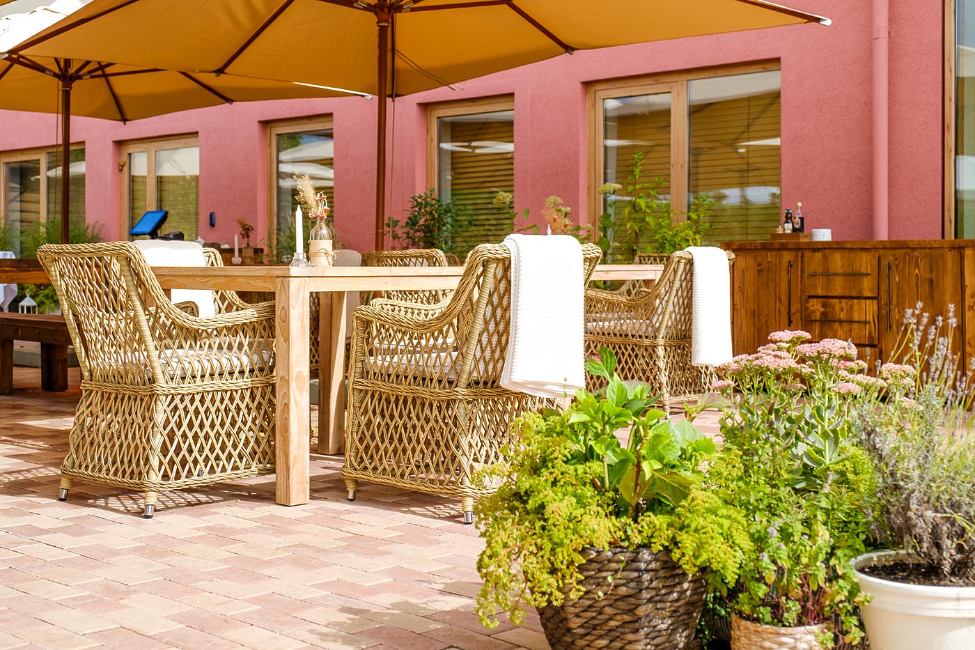 фото "латте" плетеное кресло из искусственного ротанга, цвет соломенный