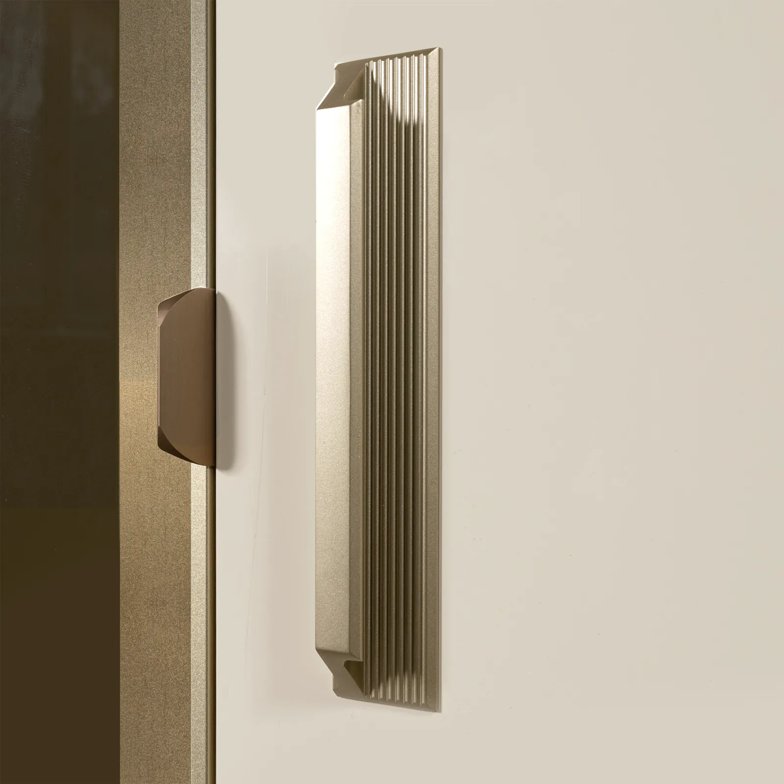 фото шкаф 6-ти дверный бордо