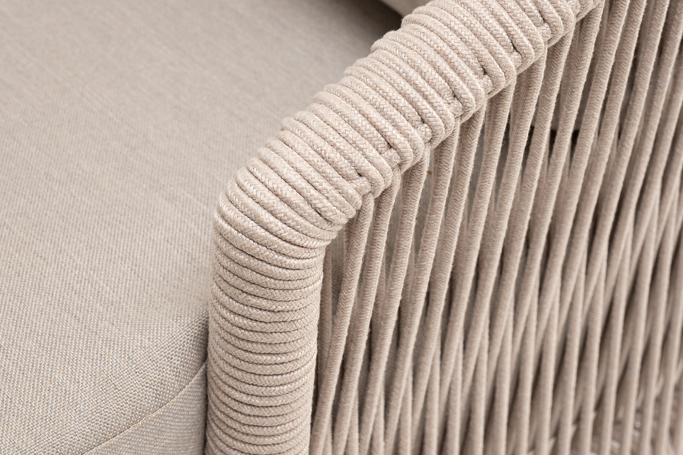 фото "верона" диван 3-местный плетеный из роупа, каркас алюминий белый муар, роуп бежевый круглый, ткань бежевая 052