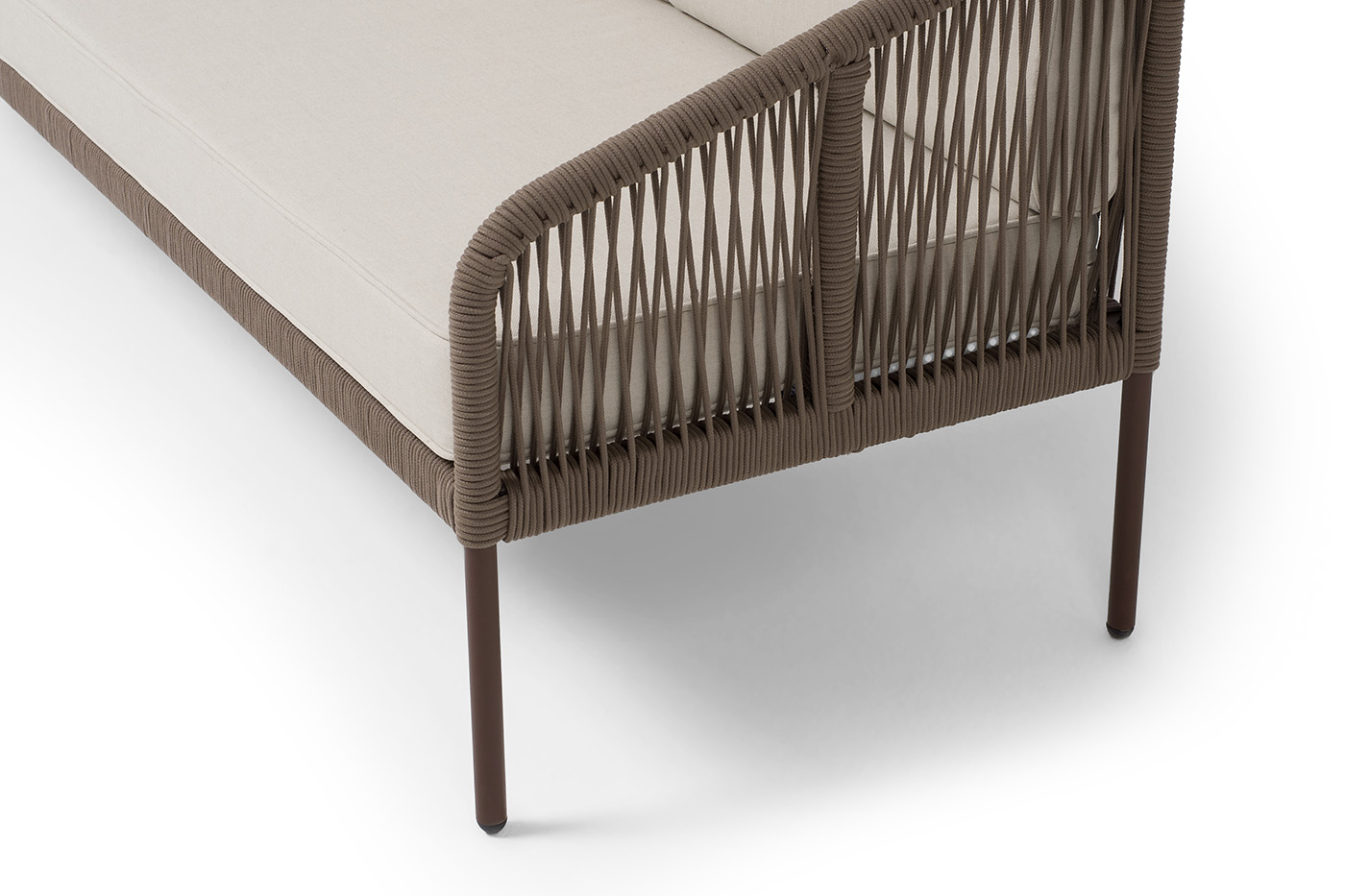фото "канны" диван 3-местный плетеный из роупа, каркас алюминий коричневый (ral8016) муар, роуп коричневый круглый, ткань бежевая 035
