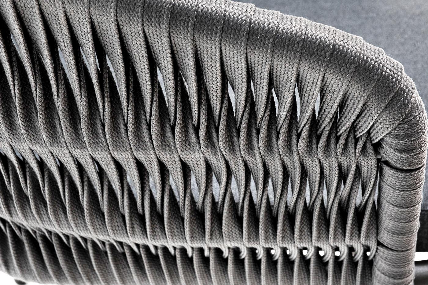 фото "бордо" стул плетеный из роупа (колос), каркас алюминий серый (ral7022) муар, роуп серый 15мм, ткань темно-серая 027