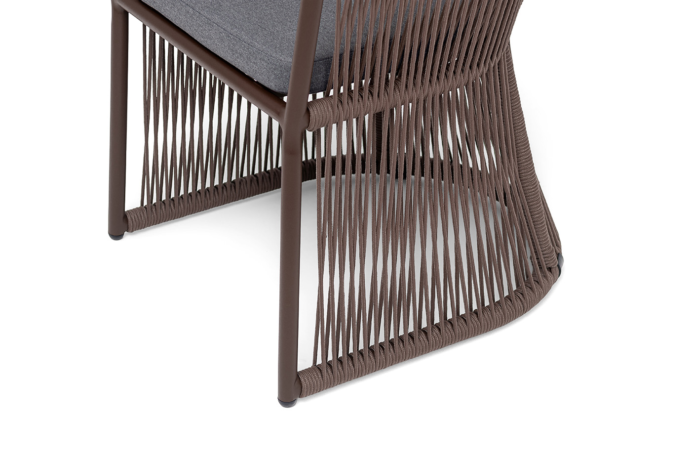 фото "романо" стул плетеный из роупа, каркас алюминий коричневый (ral8016) муар, роуп коричневый круглый, ткань темно-серая 027