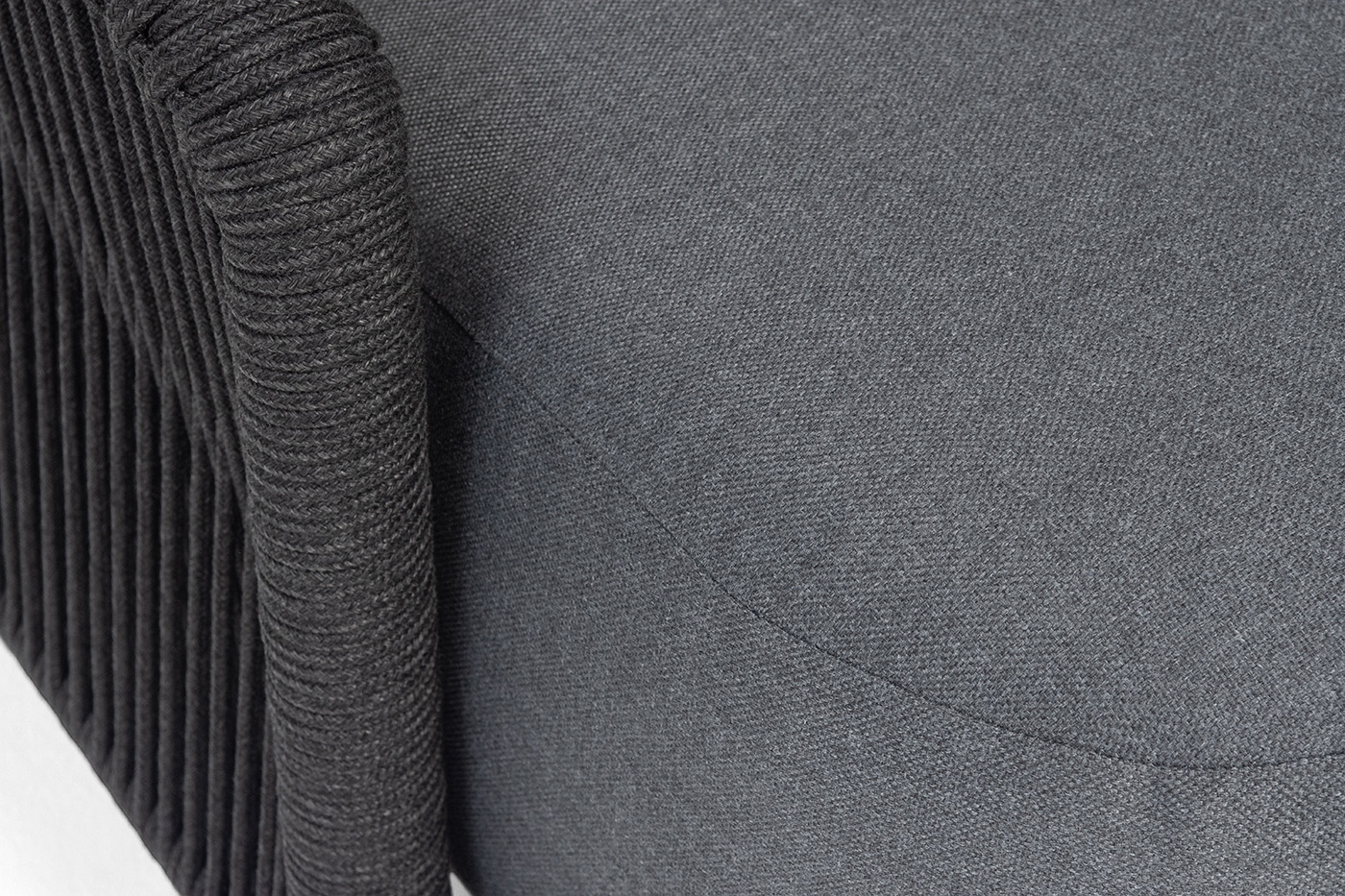 фото "верона" правый-угол модуль плетеный из роупа, каркас алюминий темно-серый (ral7024) муар, роуп темно-серый круглый, ткань темно-серая 027, l220х89