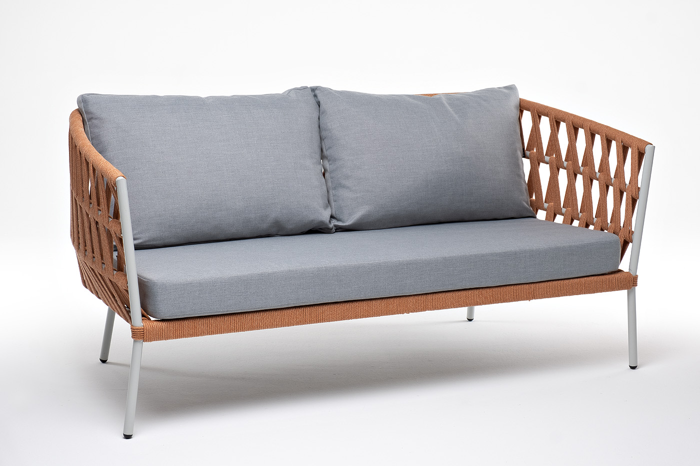 фото "диего" диван 2-местный плетеный из роупа, каркас алюминий светло-серый (ral7035) муар, роуп оранжевый меланж круглый, ткань светло-серая