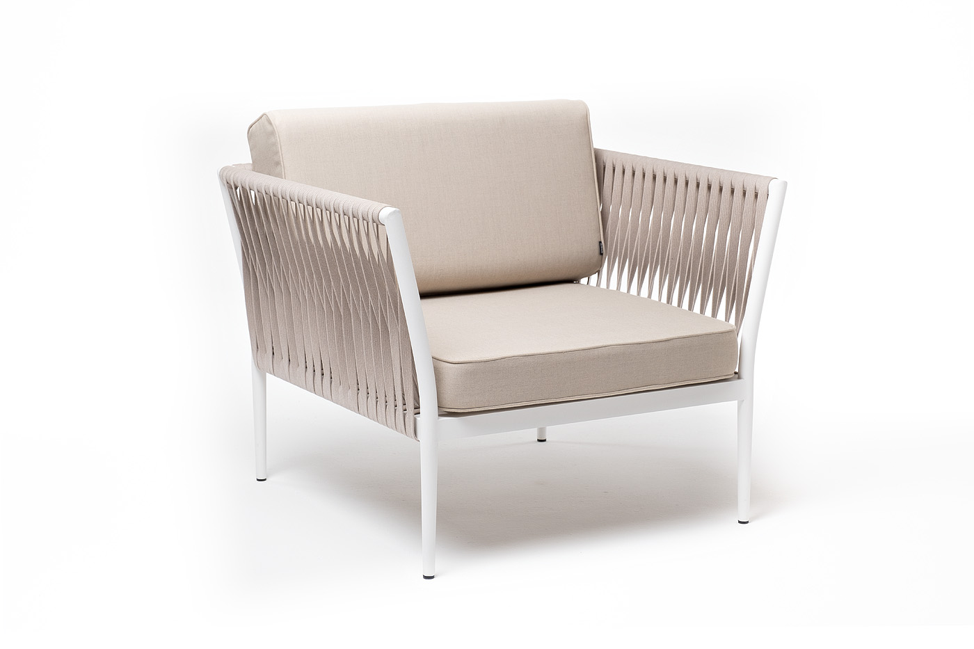 фото "касабланка" кресло плетеное из роупа, каркас алюминий белый муар, роуп бежевый 20мм, ткань бежевая 052