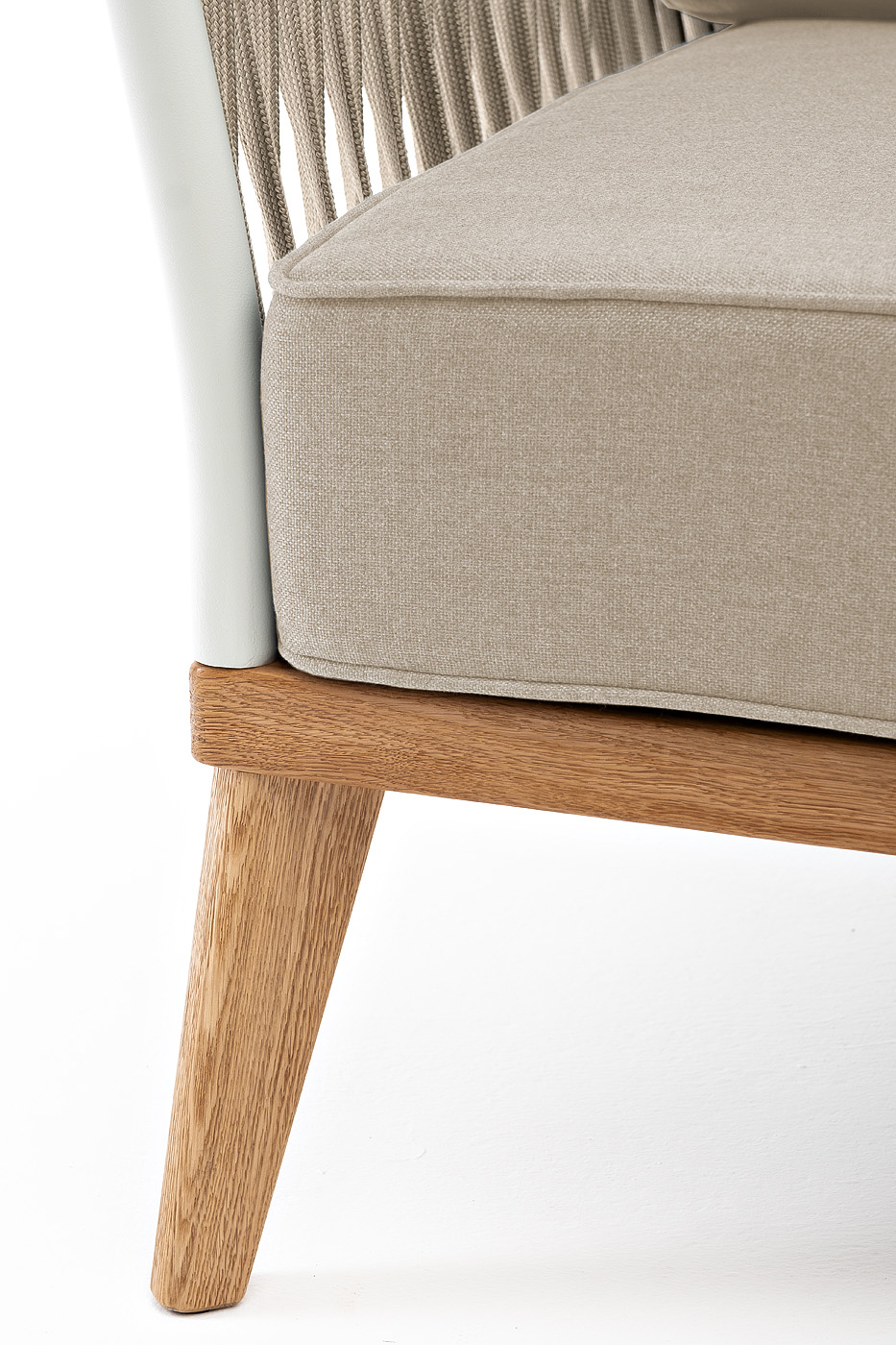 фото "касабланка" кресло плетеное из роупа, основание дуб, каркас алюминий светло-серый (ral7035) муар, роуп серо-коричневый 23мм, ткань бежевая 15052