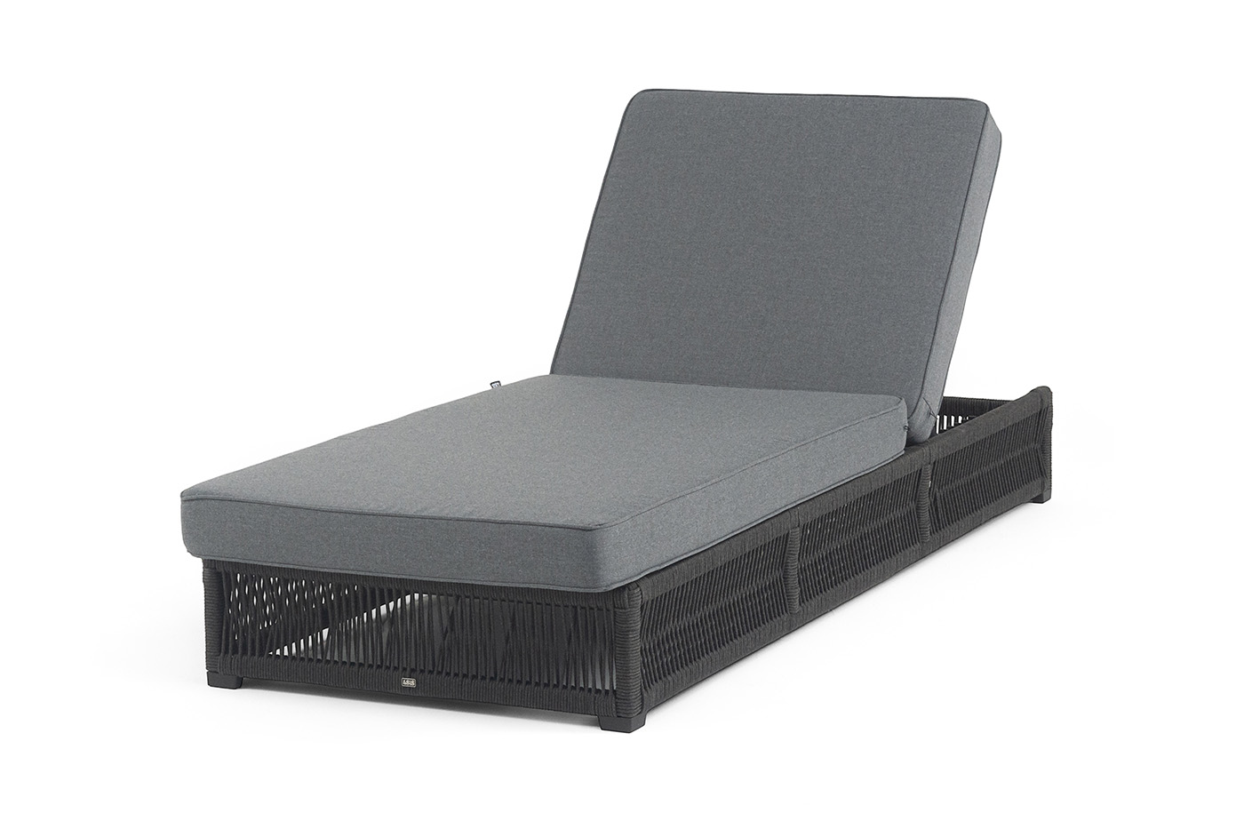 фото "ривьера" шезлонг плетеный из роупа, каркас алюминий темно-серый (ral7024) муар, роуп темно-серый круглый, ткань темно-серая 027